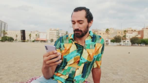 Jeune Homme Utilisant Téléphone Portable Sur Plage — Video
