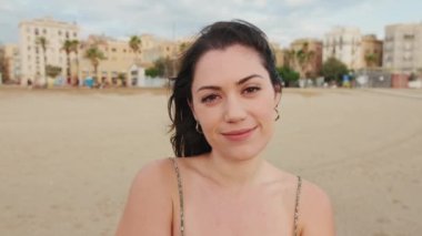 Kameraya poz veren genç bir kadının yakın çekimi.