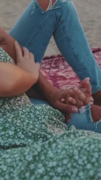 Видео Крупный План Рук Влюбленной Пары Приветствует Восход Солнца Пляже — стоковое видео