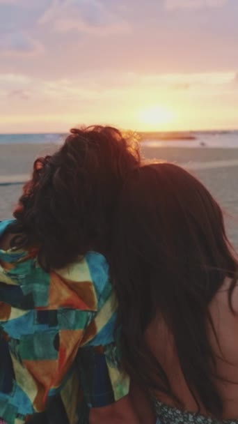 Vertikai Video Közel Romantikus Pár Pihentető Élvezi Strandon Nézi Napfelkeltét — Stock videók