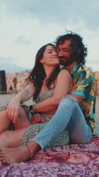 Video Vertical Hombre Mujer Abrazándose Besándose Playa Viendo Amanecer — Vídeo de stock