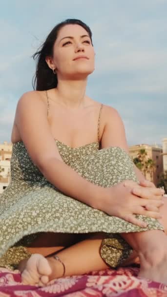 Видео Молодая Женщина Сидит Песчаном Пляже Смотрит Далеко Ветреную Погоду — стоковое видео