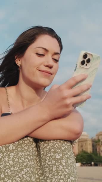 Видео Молодая Женщина Сидит Песчаном Пляже Пользуется Мобильным Телефоном — стоковое видео