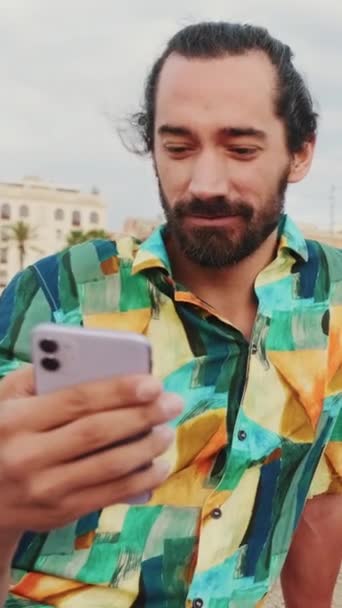 Vertische Video Jonge Gelukkige Man Met Behulp Van Mobiele Telefoon — Stockvideo