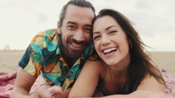 Tutup Pasangan Yang Bahagia Bersantai Pantai Membuat Panggilan Video Ponsel — Stok Video