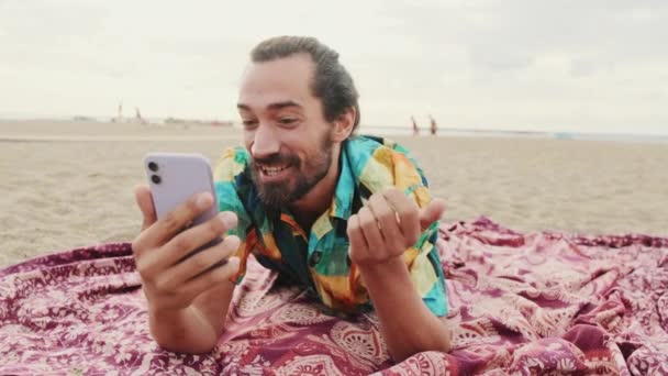 Jong Gelukkig Man Praten Door Video Link Mobiele Telefoon Het — Stockvideo