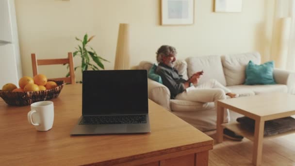 Primo Piano Laptop Tazza Caffè Sono Sul Tavolo Uomo Anziano — Video Stock