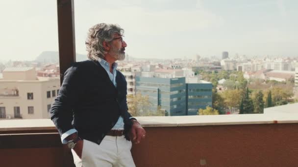Senior Menikmati Pemandangan Berdiri Balkon — Stok Video