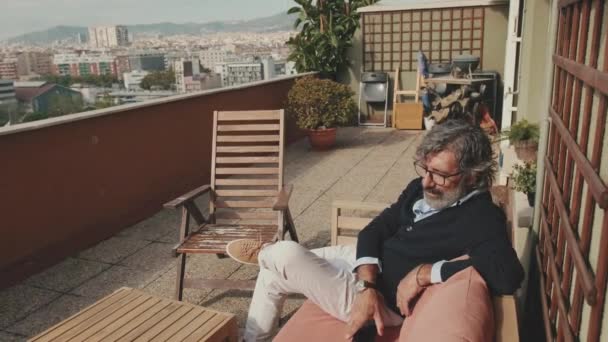 Muž Středního Věku Užívá Slunečného Počasí Balkoně — Stock video