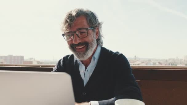 Homem Meia Idade Feliz Comunica Remotamente Usando Laptop Trabalho Partir — Vídeo de Stock