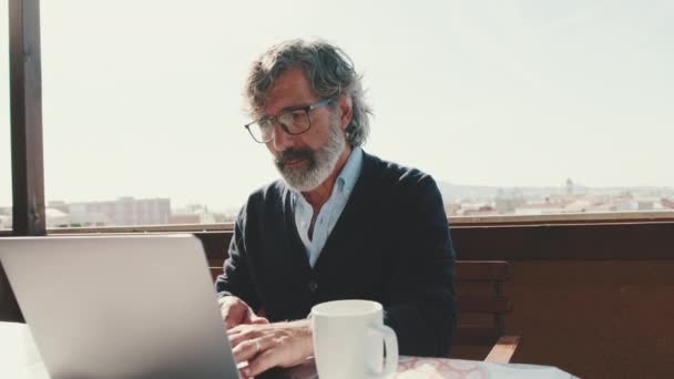 Homem Meia Idade Trabalhando Laptop Enquanto Sentado Varanda — Vídeo de Stock