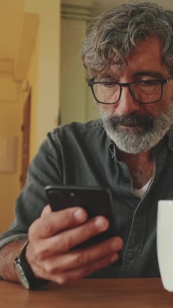 Video Verticale Uomo Anziano Contento Beve Caffè Dalla Tazza Utilizza — Video Stock