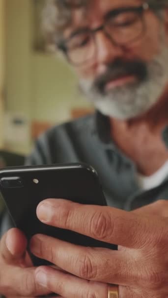 Видео Крупный План Рук Пожилого Человека Печатающих Мобильном Телефоне — стоковое видео