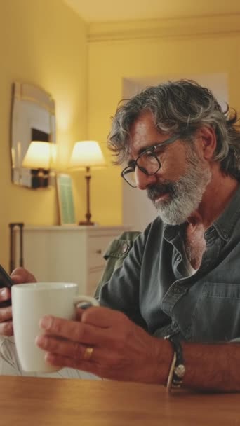 Video Verticale Uomo Anziano Contento Beve Caffè Dalla Tazza Utilizza — Video Stock