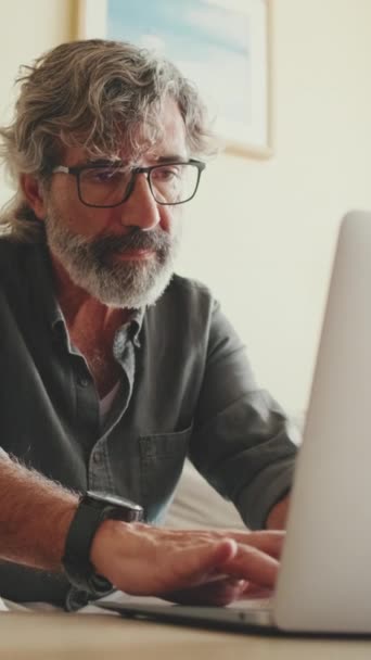 Vertical Video Älterer Mann Arbeitet Laptop Und Sitzt Auf Dem — Stockvideo