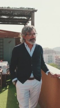 Senier, balkondaki manzaranın tadını çıkartıyor.