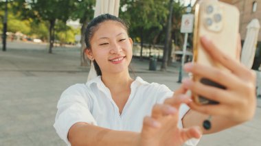 Genç kadın selfie cep telefonu alarak