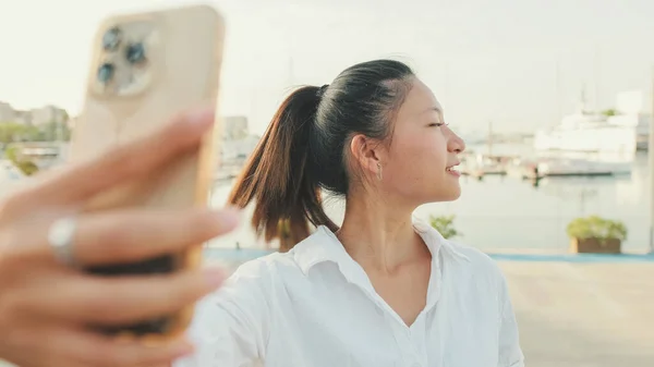 Cerca Mujer Joven Vídeo Chat Con Teléfono Móvil Mientras Está —  Fotos de Stock