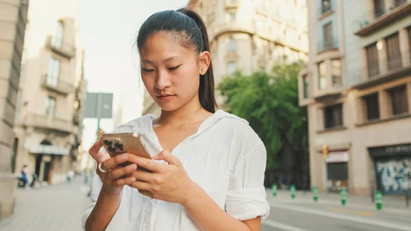 Ung Leende Kvinna Som Använder Mobiltelefon När Hon Står Bredvid — Stockfoto