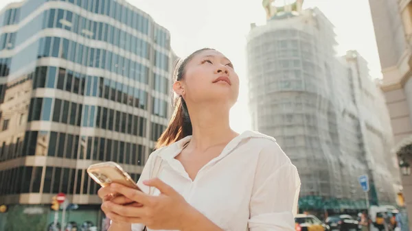 Egy Fiatal Mobiltelefont Használ Miközben Mellett Áll Lány Taxira Vár — Stock Fotó