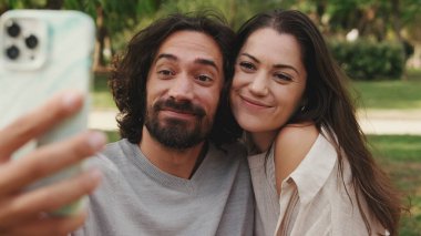 Birbirlerine aşık çiftin cep telefonuyla selfie çektikleri yakın çekim.