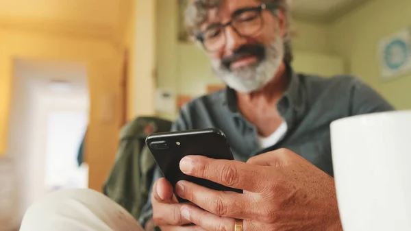 Close Homem Idoso Lendo Atentamente Mensagem Seu Smartphone Beber Café — Fotografia de Stock
