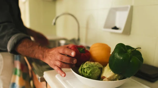 Крупним Планом Чоловіча Рука Миє Овочі Кухні — стокове фото