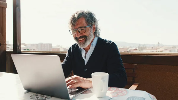Homem Meia Idade Feliz Comunica Remotamente Usando Laptop Trabalho Partir — Fotografia de Stock