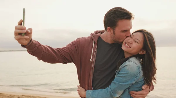 Birbirlerine Aşık Çiftler Sahilde Dururken Selfie Çekiyorlar — Stok fotoğraf