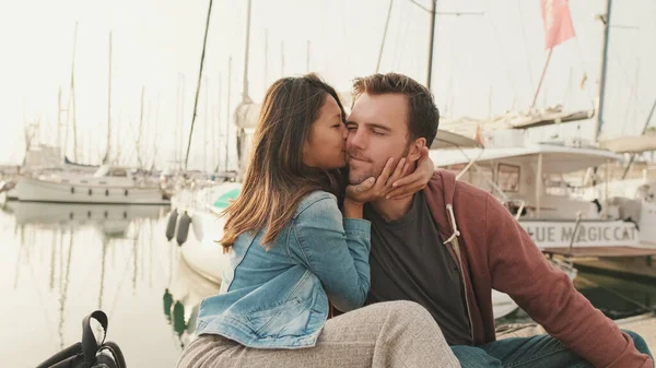 Amare Coppia Baciare Mentre Seduto Sul Terrapieno Sullo Sfondo Yacht — Foto Stock