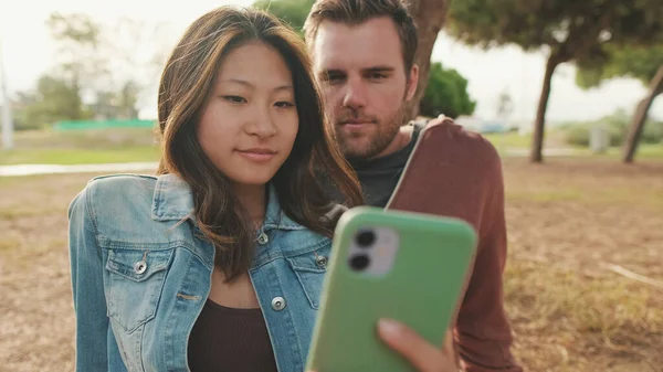Riendo Pareja Tomando Selfie Teléfono Móvil —  Fotos de Stock