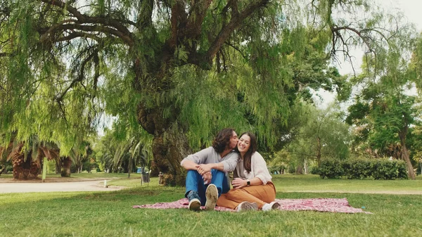 Feliz Casal Beijando Sentado Cobertor Parque — Fotografia de Stock