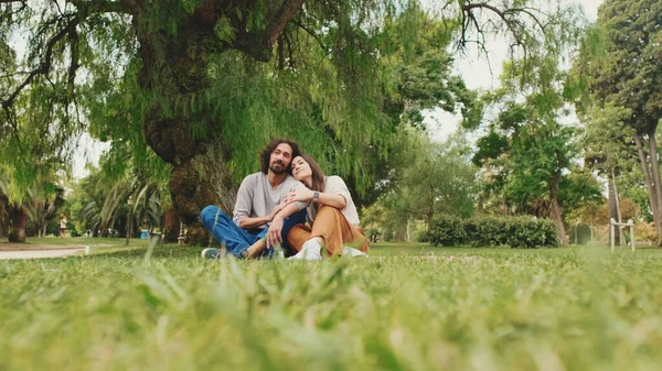 Gelukkig Glimlachen Paar Praten Terwijl Zitten Deken Park — Stockfoto