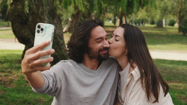 Feliz Pareja Besándose Tomando Selfie Sentado Manta Parque —  Fotos de Stock