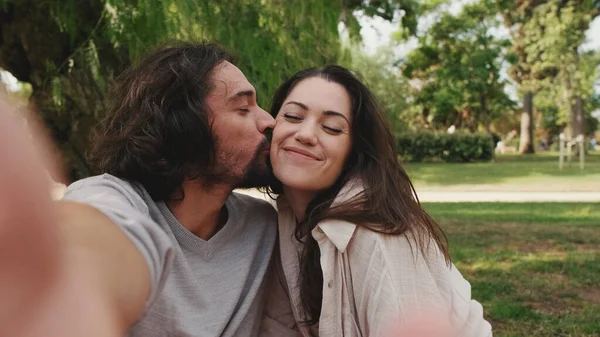 Felice Coppia Baciare Prendere Selfie Seduto Una Coperta Nel Parco — Foto Stock