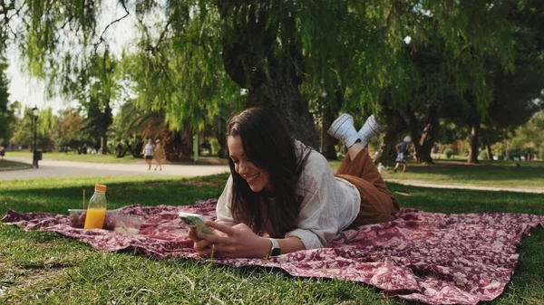 Jonge Vrouw Rust Het Park Gebruikt Mobiele Telefoon — Stockfoto
