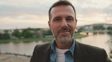 Adamın başını çevirip kameraya poz verişi.