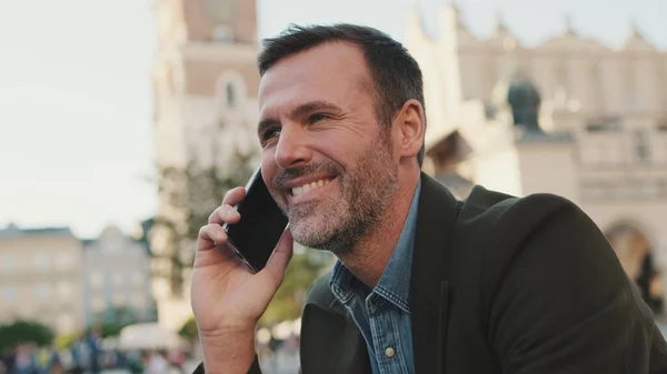 Blisko Szczęśliwy Mężczyzna Średnim Wieku Rozmawiający Przez Telefon Komórkowy Tle — Zdjęcie stockowe