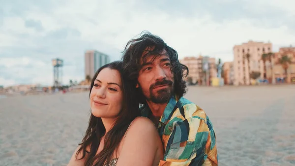 Uomo Donna Che Abbracciano Sulla Spiaggia Guardano Alba Avvicinamento — Foto Stock