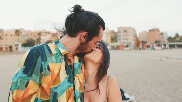 Šťastný Pár Lásce Stojící Líbání Pláži — Stock fotografie