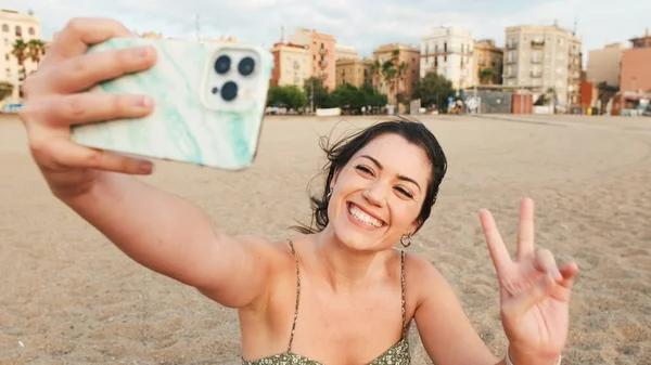 Młoda Kobieta Siedzi Piaszczystej Plaży Używa Telefonu Komórkowego Nagrywając Wideo — Zdjęcie stockowe