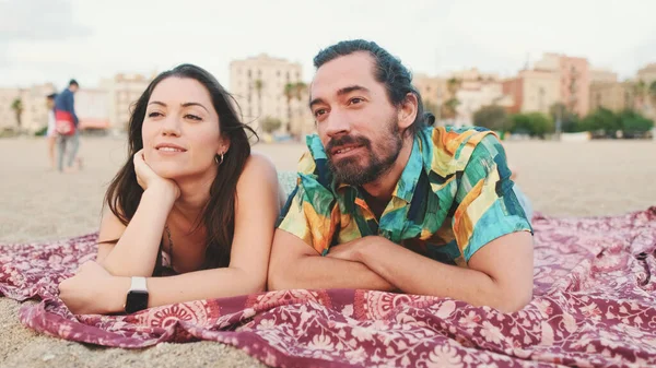 Hombre Mujer Hablando Relajándose Manta Playa —  Fotos de Stock
