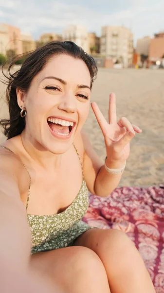 Молода Жінка Сидить Піщаному Пляжі Використовує Мобільний Телефон Роблячи Відео — стокове фото