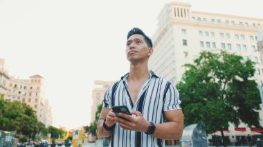 Cep telefonu kullanan bir adamın ellerini yakın plan çek