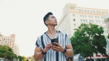 Cep telefonu kullanan bir adamın ellerini yakın plan çek