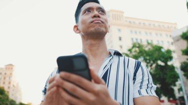 Cep telefonu kullanan bir adamın ellerini yakın plan çek