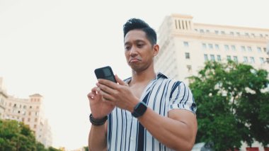 Cep telefonu kullanan bir adamın ellerini yakın plan çek