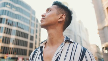 Genç turistin yakın çekimi eski şehrin meydanında yürüyor. 