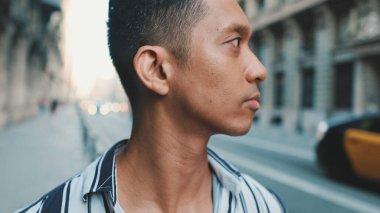 Yolun kenarında duran genç adam.