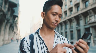 Cep telefonu kullanan bir adamın ellerini yakın plan çek